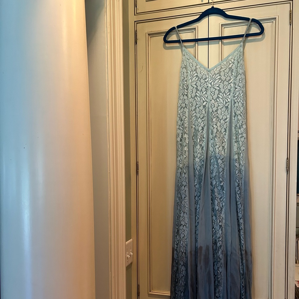 Urban Outfitters Kimchi Blue Beyond the Sea Lace
Inset Maxi Dress 4